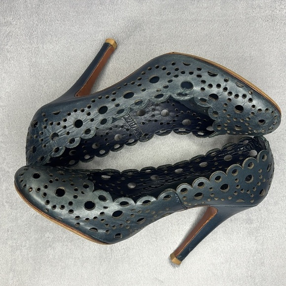 🔥🔥🔥Tory Burch Black Leather Heels with Perforated Design Size 8🔥🔥🔥 - Picture 7 of 10